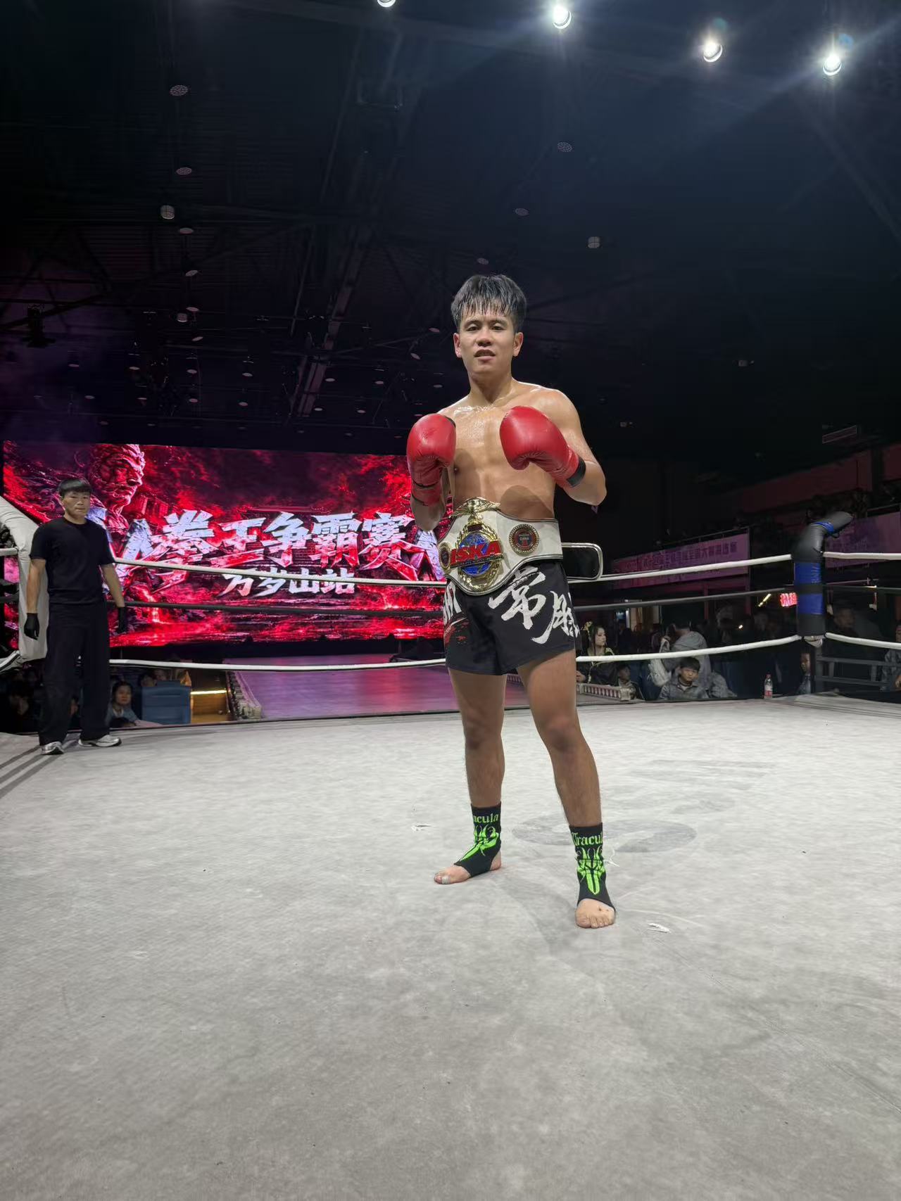 从四次读秒到ISKA金腰带:19岁杨力东,把曾经的失败打成了今天的荣耀头图